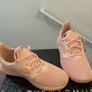 Women’s warm up sneakers